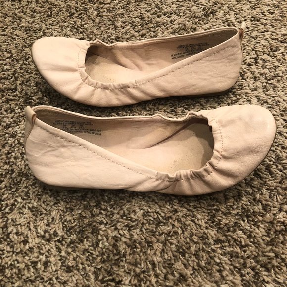American Eagle nude scrunch ballet flats - Picture 4 of 7